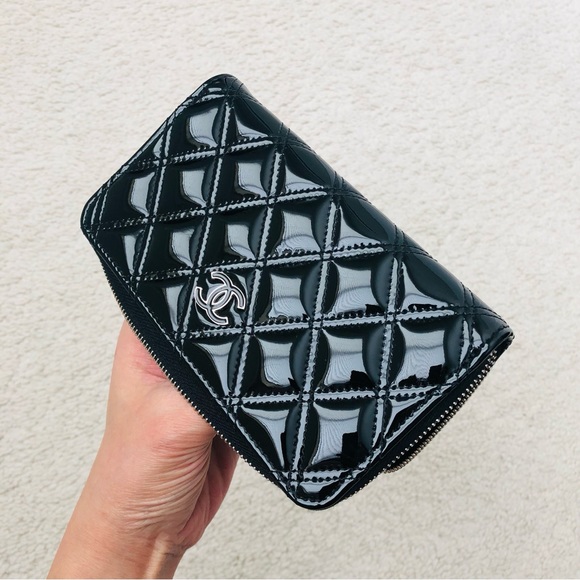 Auth Chanel patent leather zip around wallet - Picture 6 of 17